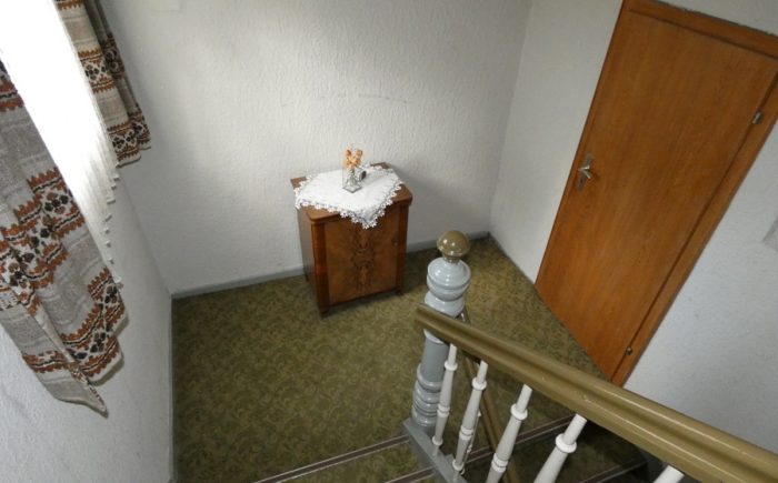 Treppenhaus mit WC auf Halbetage