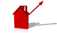 rotes 3D-Haus mit einem Pfeil der nach oben geht. Damit werden die steigenden Zinsen für Kreditnehmer symbolisiert.